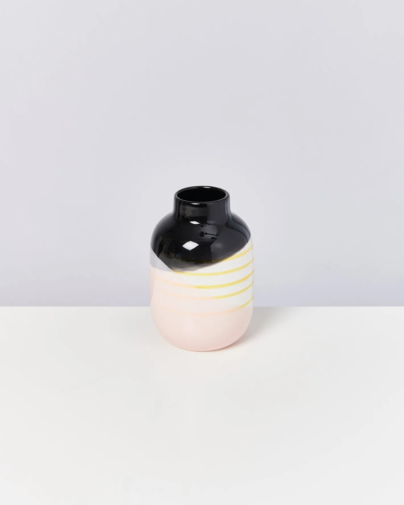 Motel a Miio Mittlere Vasen^Nuno Vase M - Black Rose Yellow Striped