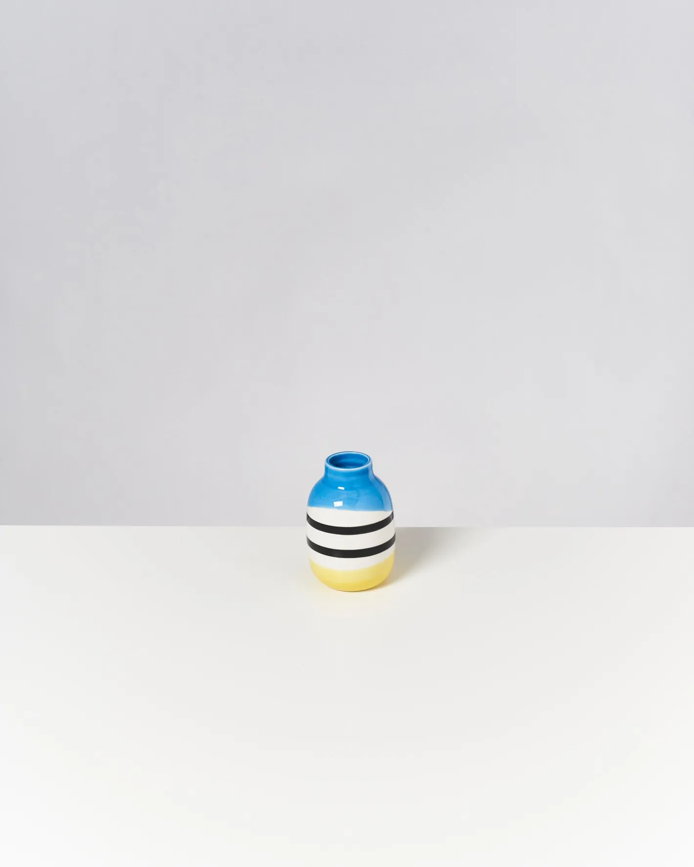Motel a Miio Kleine Vasen^Nuno Vase S - Black & White Striped With Blue